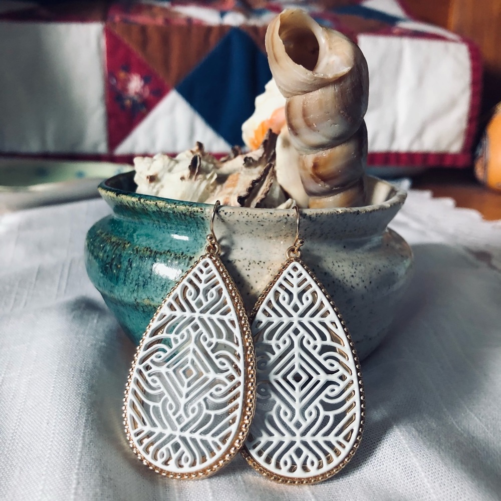 Dangly Earrings, White & Gold, 2” Long, NWOT 🐚🥀